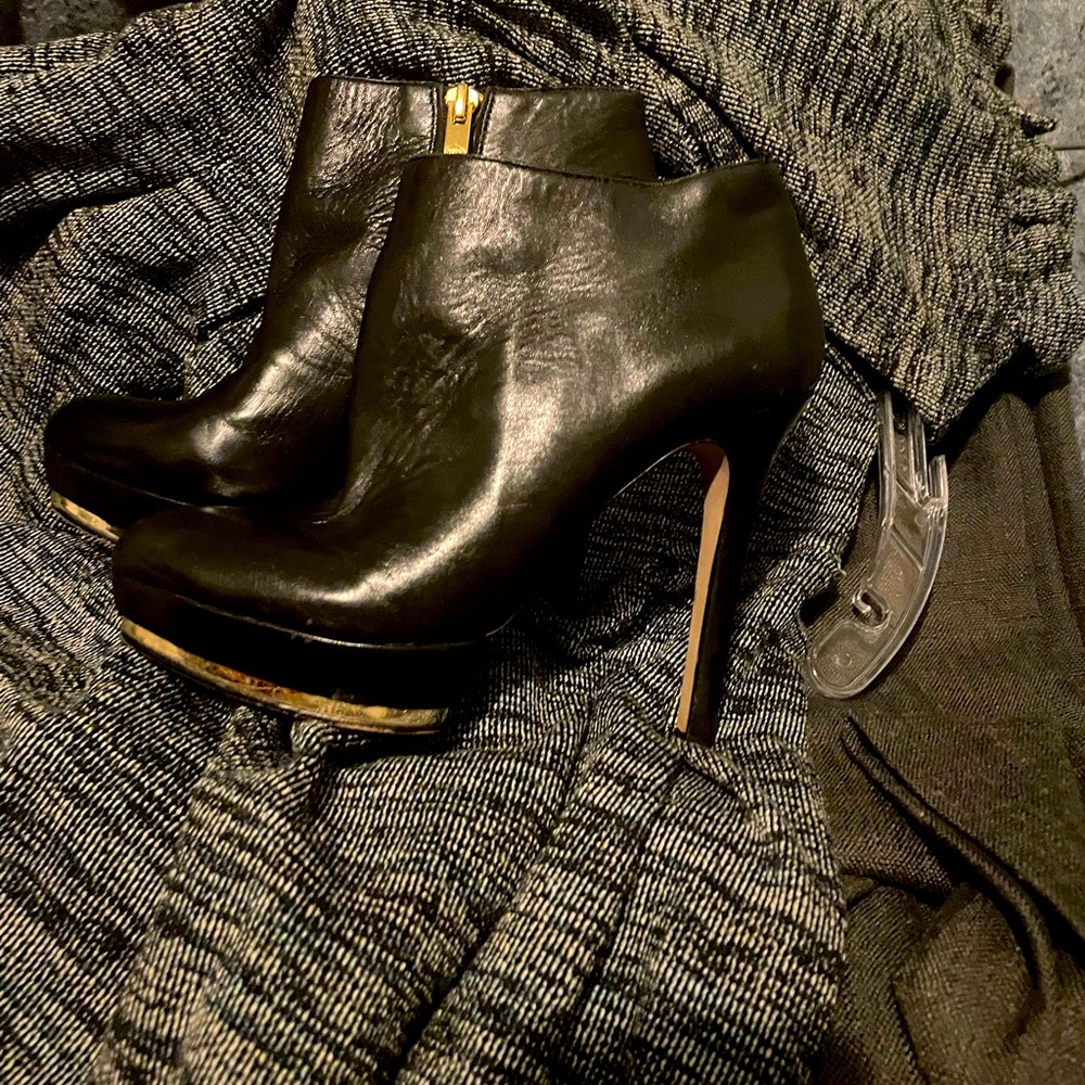 Vince Camuto Elegant Black Leather Ankle Boots- barely worn (maybe 3x), perfect